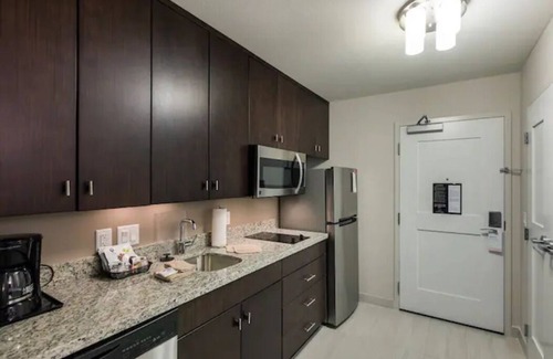 Williamsburg Hotel | The Apalone's Retreat I - 2 Queen Beds + Parking
