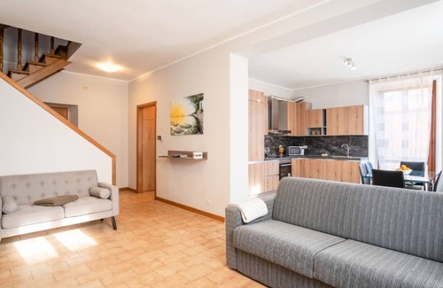 Pusiano Apartment | The apartment is located in the center of Pusiano with a beautiful lake view.
