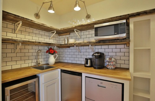 Sayles Blvd. Area Apartment | The Apartment Suite at Eleven09-A Fine Guest Experience