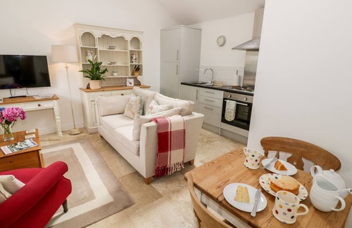 Daventry Cottage | THE APPLE BARN, with a garden in Catesby