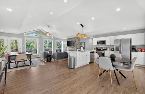Front Royal House | The Apple Mountain House