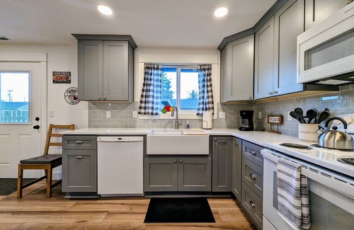 Carlton House | The Apple Tree Cottage ~ a fully remodeled 2 bed/2 bath home