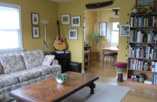 Woolen Mills House | The Arbor House - cozy three bedroom house on a quiet cul-de-sac near downtown
