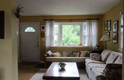 Woolen Mills House | The Arbor House - cozy three bedroom house on a quiet cul-de-sac near downtown