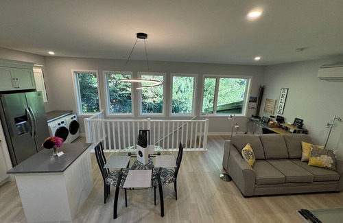 North Saanich House | The Arbutus Loft- 2 bed suite in new home walk to beach & Golf