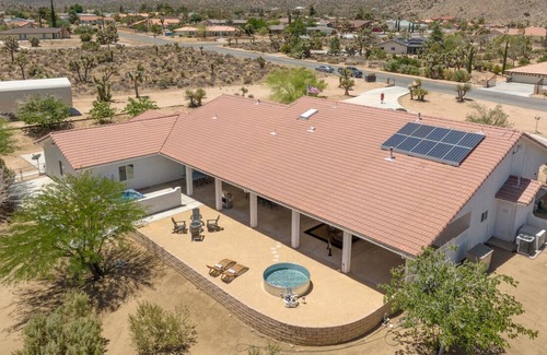 Yucca Valley House | The Arches Joshua Tree | Dipping Pool, Hot Tub, & Games