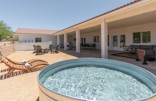 Yucca Valley House | The Arches Joshua Tree | Dipping Pool, Hot Tub, & Games