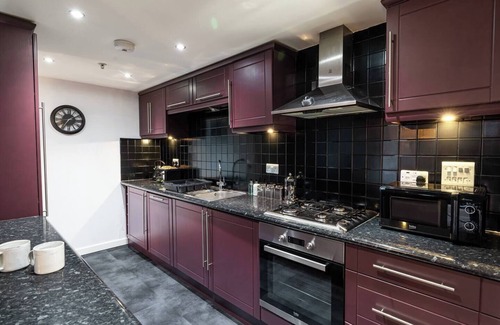 Kelvinbridge Apartment | The Arran Suite - Your Stylish Scottish Getaway!