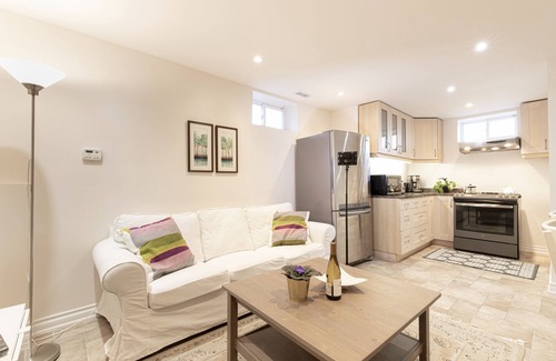 Richmond Hill House | The Artist House in Downtown Richmond Hill [2bdrm|1 bath]