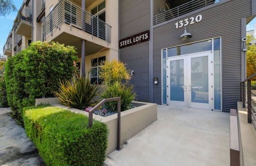 Del Rey Condo | The Artist Loft - 1250sqft - 1 MONTH MIN