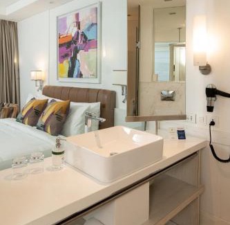 Green Park Hotel | The Ashtan Sarovar Portico