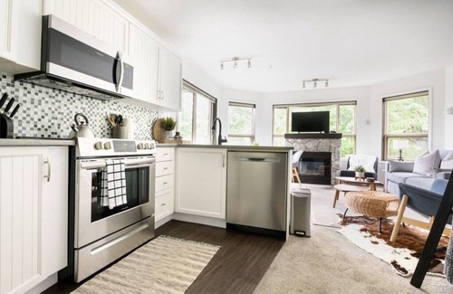 Upper Village Condo | The Aspens, Whistler Upper Village 2BR :Sleeps 5,Pool,Hot Tub& Close to Great Restaurants!