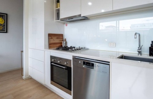 Windsor Apartment | The Avenue - 500m to Chapel St, 100m Trams