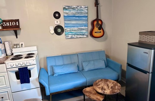 Central Gardens House | The Back House - Midtown Memphis Guest House with Private Entrance & Backyard