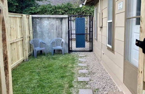 Central Gardens House | The Back House - Midtown Memphis Guest House with Private Entrance & Backyard