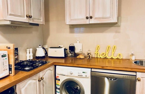 Armidale House | The Bakers Cottage - only a few minutes walk to pubs, restaurants & cafes