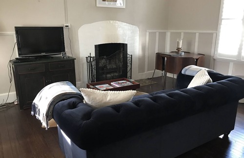 Armidale House | The Bakers Cottage - only a few minutes walk to pubs, restaurants & cafes