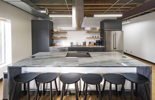 Old Ballard Apartment | The Ballard Loft | Sleeps 8 | Steps to Shops & Dining