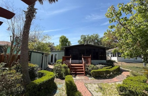 Hernando Cottage | The Bamboo house on the lake