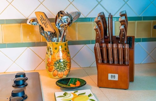Mount Dora Hotel | The Bamboo Suite - Estate at Mount Dora: Free City Shuttle, Parking, and more!