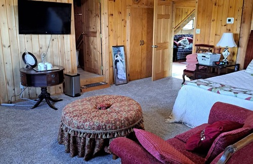 Mico Bed & Breakfast | The Bandera Suite | San Antonio & Medina Lake Luxury Log Cabin