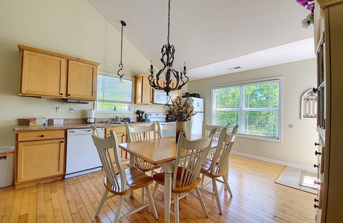 Taylorsville House | The Barefoot Cottage 53. Pet friendly with fee, NEW HOT TUB