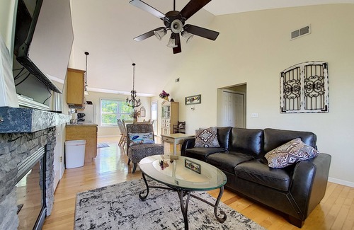 Taylorsville House | The Barefoot Cottage 53. Pet friendly with fee, NEW HOT TUB