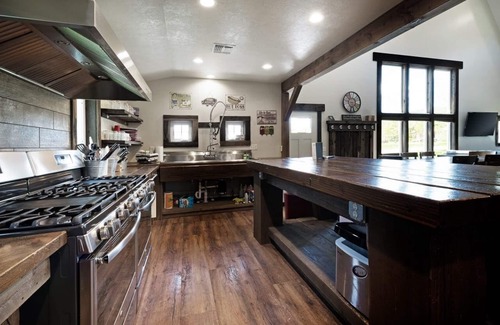 Garden City House | The Barn and Farmhouse w/POOL by Bear Lake Luxury Rentals
