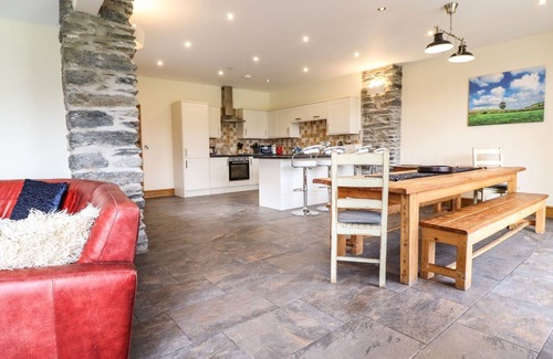 Corwen Cottage | THE BARN, family friendly, with hot tub in Corwen