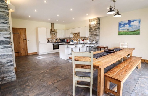 Corwen Cottage | THE BARN, family friendly, with hot tub in Corwen