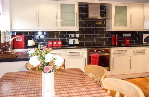 Dunnington Cottage | THE BARN IVY COTTAGE, family friendly, with a garden in York