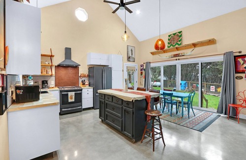 Wimberley House | The Bath House I Dog Friendly, Outdoor Tub