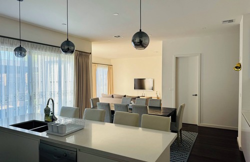 Mentone House | ‘The bayside’ Beautifully brand new house - 3 minutes from the beach