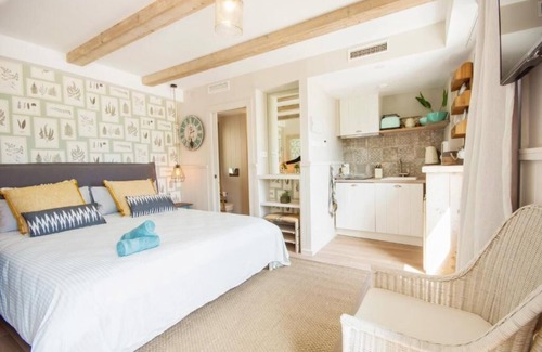 Aduanas Hotel | The Beach House - Studios & Suites