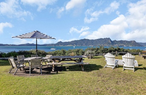 One Tree Point Apartment | The Beach Hut - Waterfront Studio at Harbour Lights