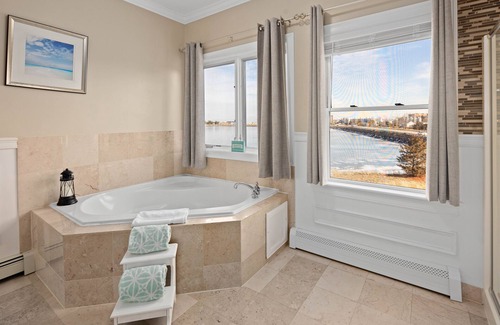 Hull Bed & Breakfast | The Beacon Waterfront Inn