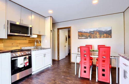 Twin Lakes Cabin | The Bear Den | Lake + Alpine Lookouts | Fast Wifi
