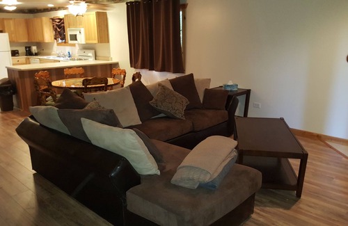 Oglesby Villa | The Bear Den Peaceful and Comfortable Animal and Hummingbird Viewing