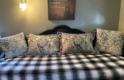 Shawnee Cabin | The Bear's Den