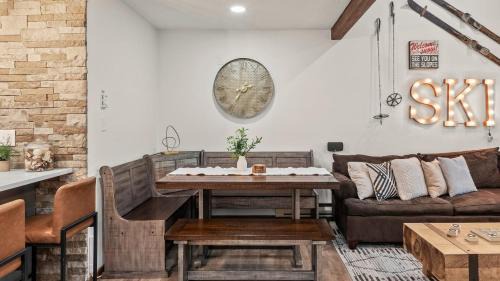 Village at Camelback House | The Bears Den by AvantStay Prime Location Renovated w Movie Game Room