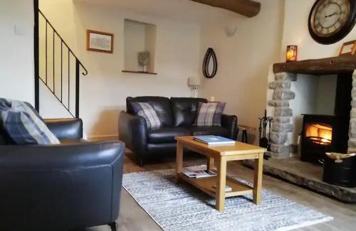 Tideswell House | The Beautiful Bobbin - Premium Cottage with views, local walks, wood burner & pubs