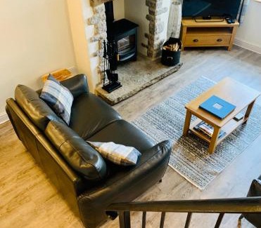 Tideswell House | The Beautiful Bobbin - Premium Cottage with views, local walks, wood burner & pubs