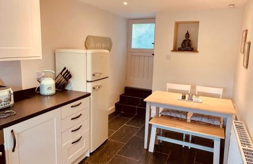 Tideswell House | The Beautiful Bobbin - Premium Cottage with views, local walks, wood burner & pubs