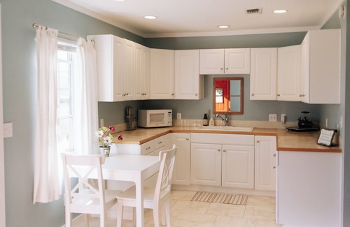 Honey Grove House | The Beehive Room: Sweet Country Living with fast city WiFi, Beauty, and Peace.