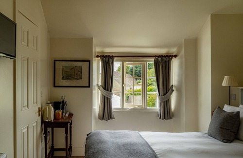 Lechlade Hotel | The Bell Inn