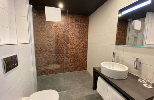 Emmen House | The Best Family Adventure | 4 Modern Haven Close to Wildlands, Nature Sights