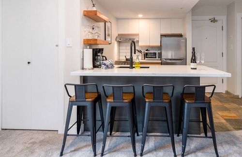Upper Village Apartment | ❄︎The Big Mauna❄︎ Modern 1 BR - 2 min to ski in/out | Hot Tub & Pool | The Marquise