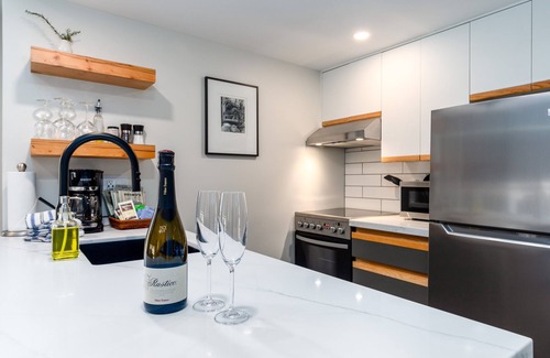Upper Village Apartment | ❄︎The Big Mauna❄︎ Modern 1 BR - 2 min to ski in/out | Hot Tub & Pool | The Marquise