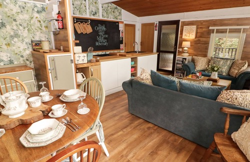 Cenarth Cottage | THE BIRD HOUSE, pet friendly, with pool in Cenarth