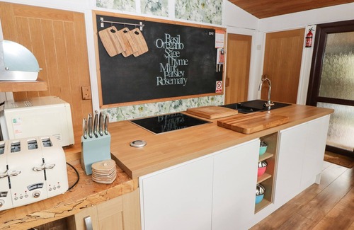 Cenarth Cottage | THE BIRD HOUSE, pet friendly, with pool in Cenarth